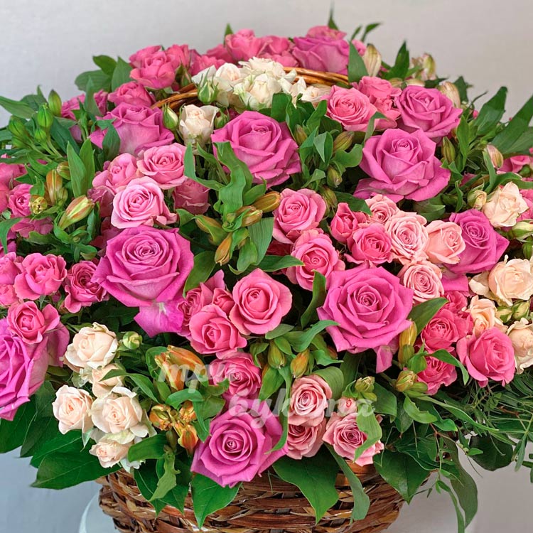 Корзина кустовых розовых роз (крупный план)