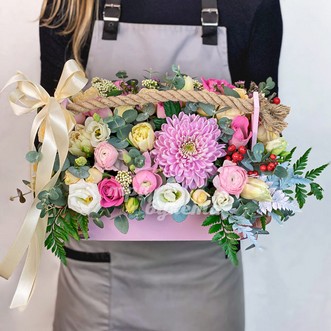 Ранункулюсы и розы в ящичке