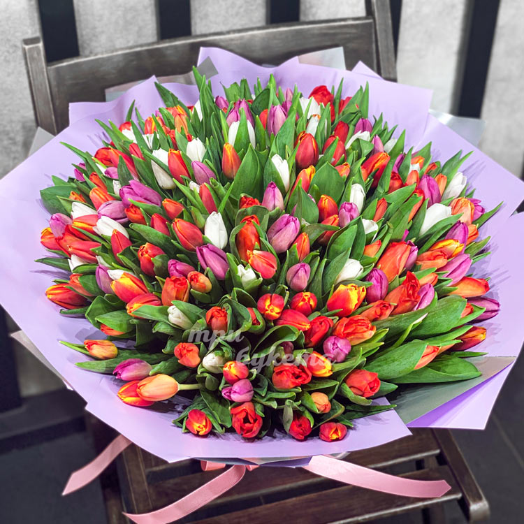 Разноцветный букет из 101 тюльпана (вид сверху)