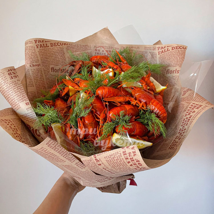 Букет из раков (1 кг) и лимона (в руке)