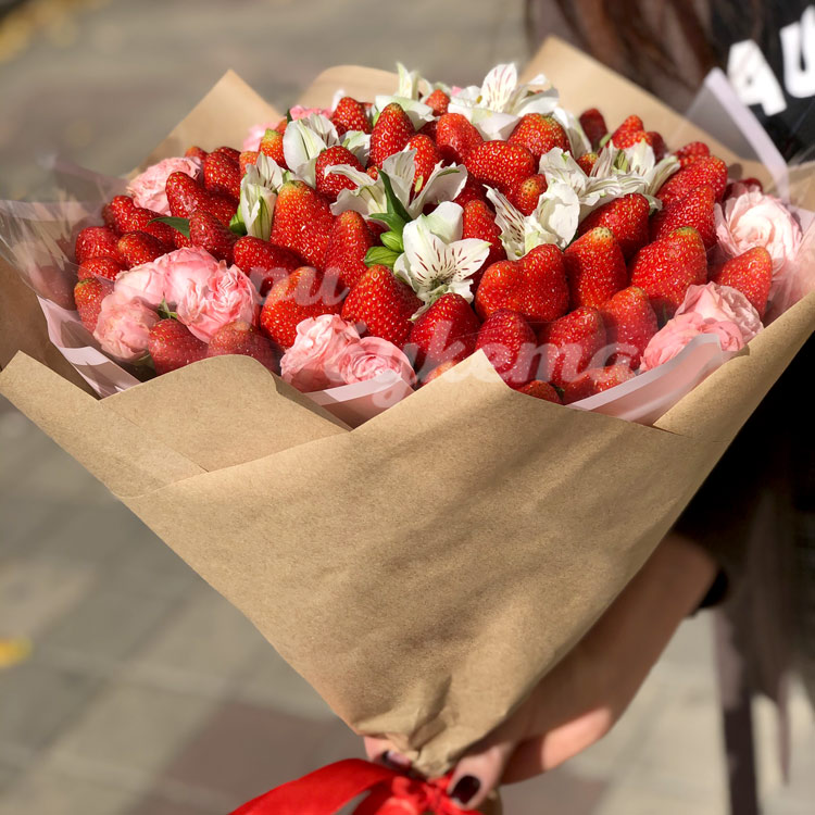 Букет из клубники и цветов (вид сбоку)