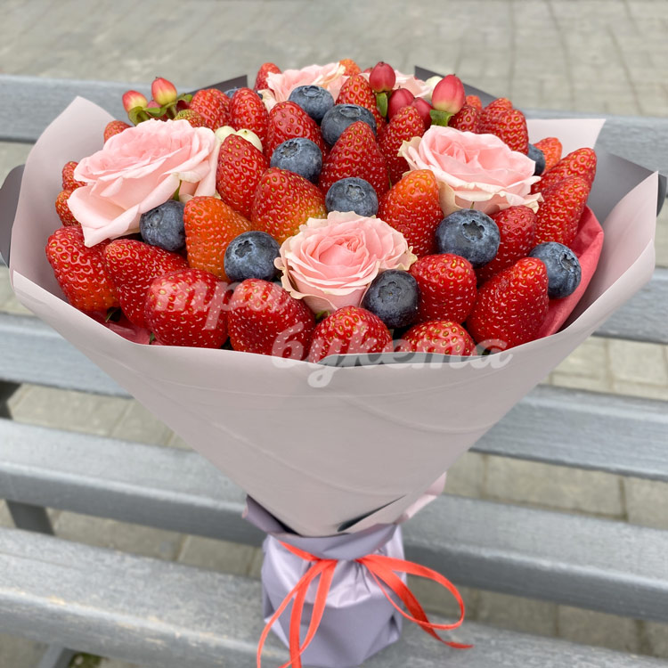 Букет из ягод клубники и черники