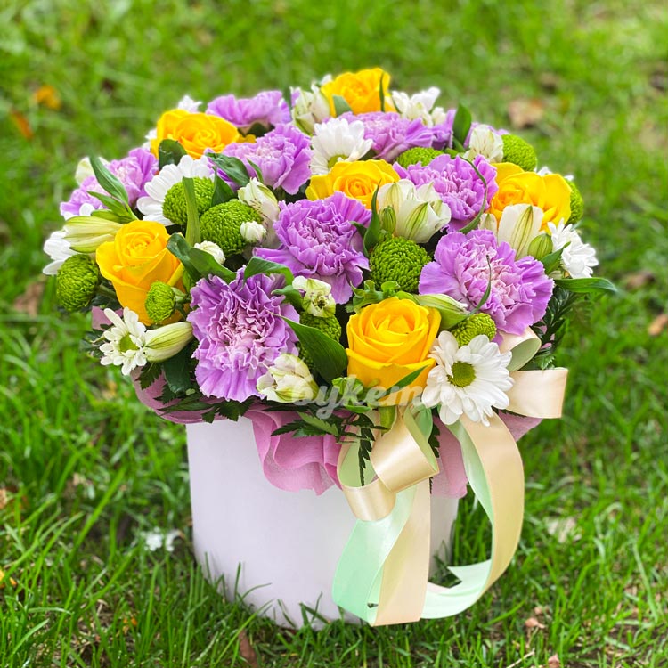 Гвоздики и альстромерии в коробке (на фоне травы)