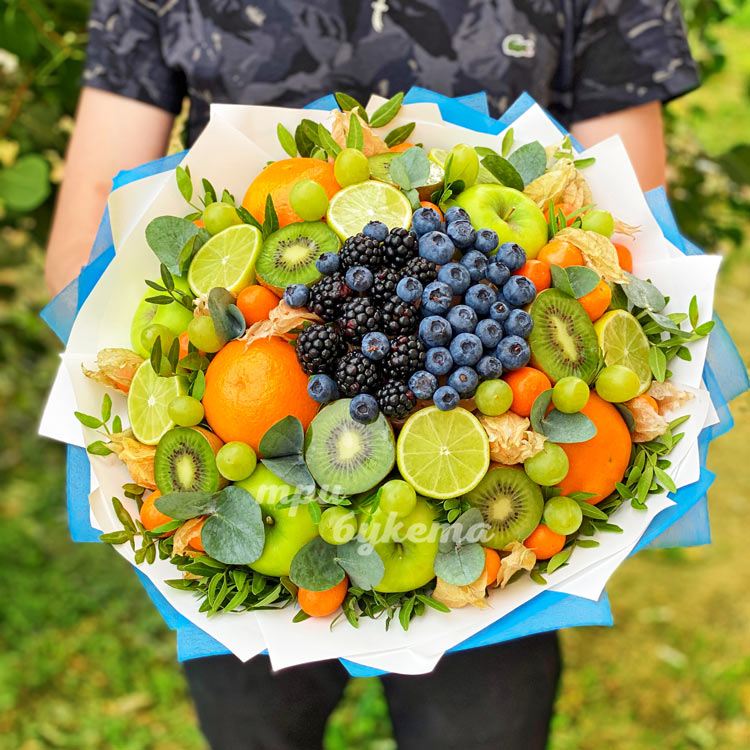 Букет "Фруктовый антивирус" (в руках флориста, вид сверху)