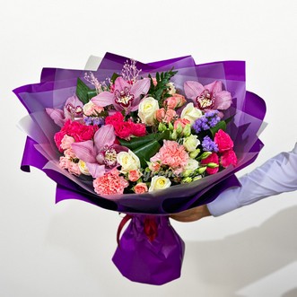 Букет из кустовых роз и орхидей