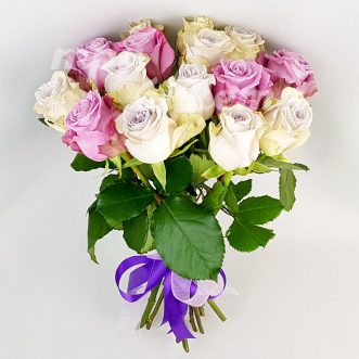Букет из 15 розовых и кремовых роз