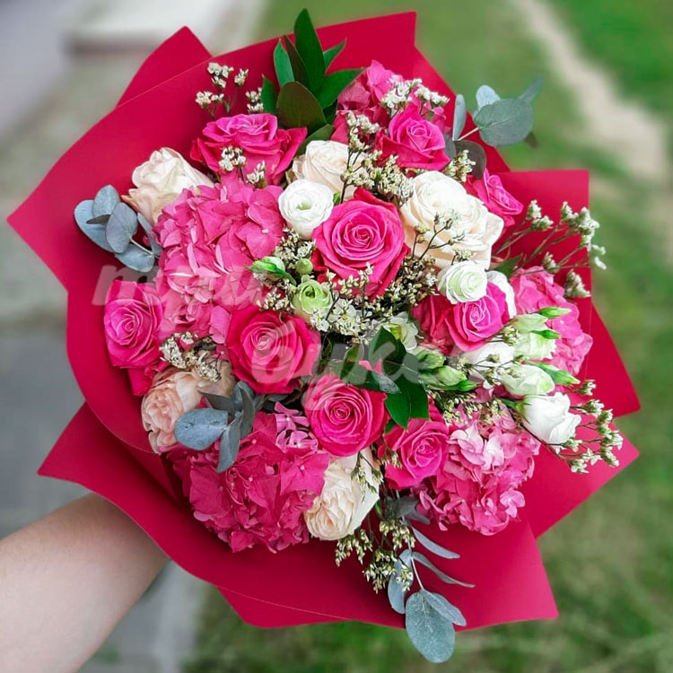 Букет из розовых роз и гортензии