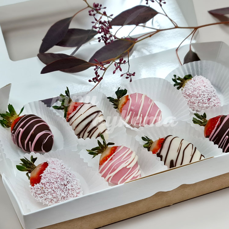 Набор из 8 клубник в шоколаде (крупный план)