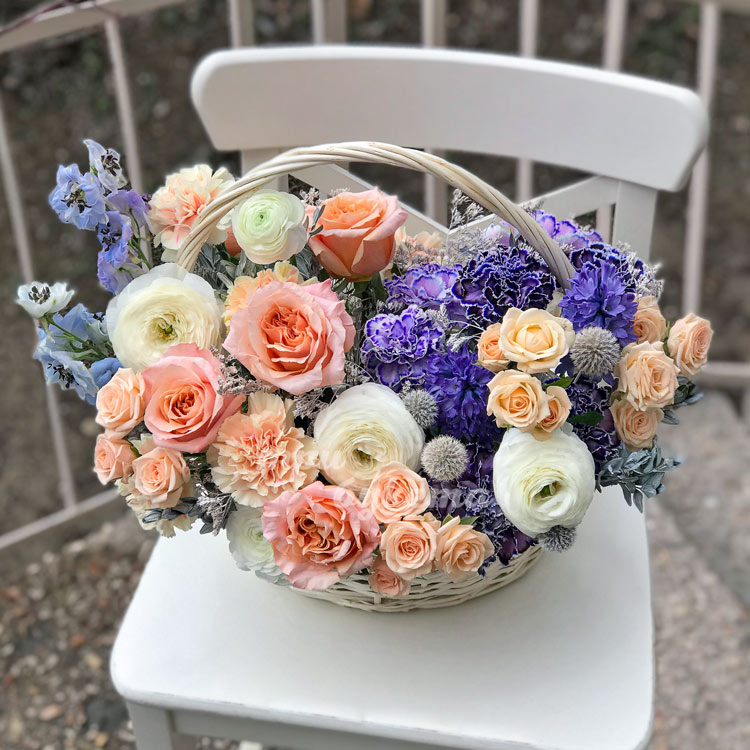 Корзина ранункулюсов, роз и гвоздик