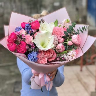 Букет из гиацинтов и амариллисов