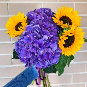 Букет из гортензий и подсолнухов