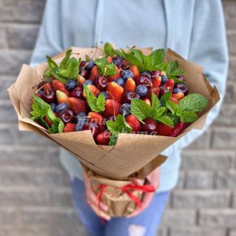 Букет из клубники и черешни