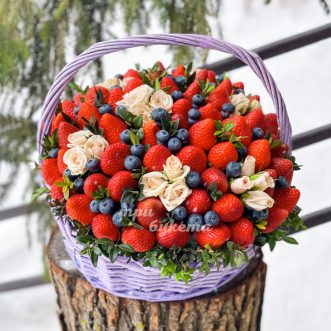 Корзина с клубникой и кремовыми розами