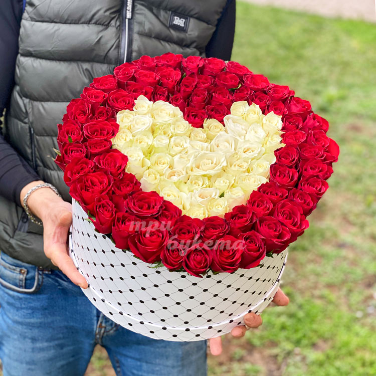 111 роз в форме сердца в коробке (в руках)