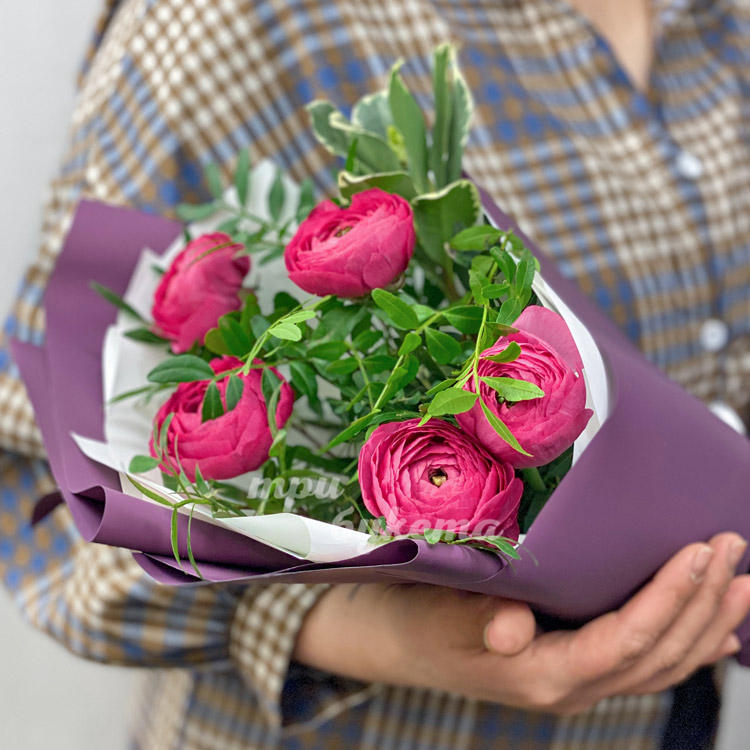 Букет из 5 розовых ранункулюсов (крупный план)