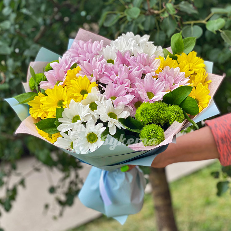 Букет из 9 разноцветных хризантем