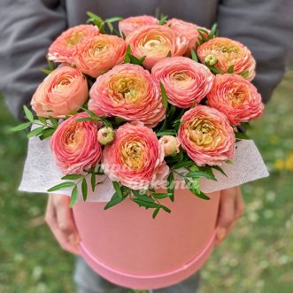 Коробка с персиковыми ранункулюсами