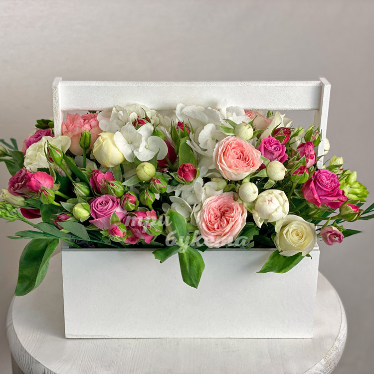 Пионовидные розы и гортензии в ящике (вид сзади)