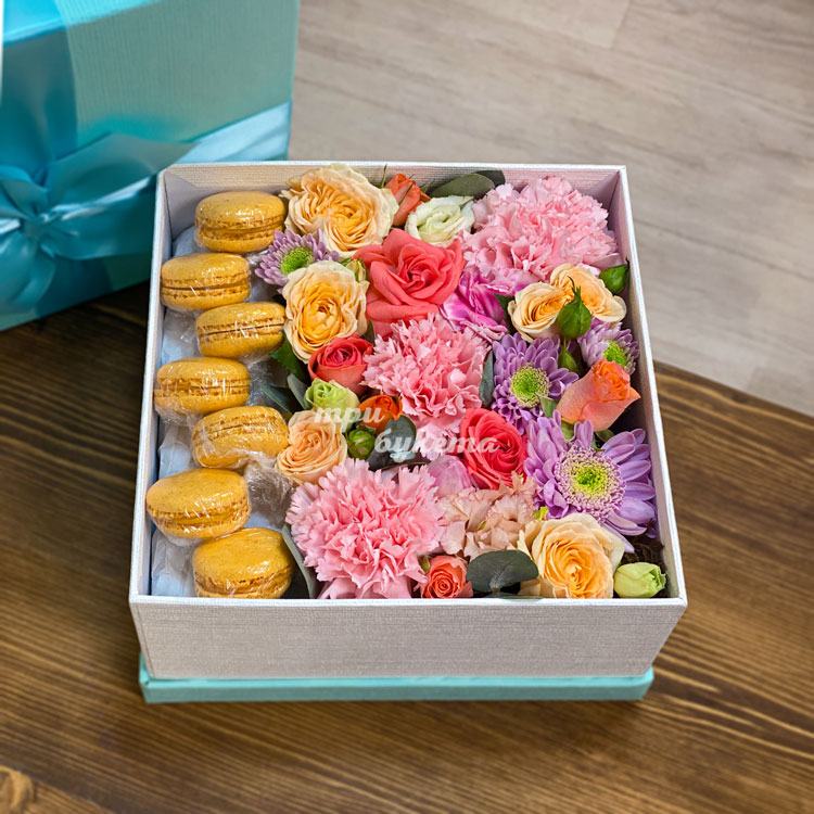 Макаруны с гвоздиками и розами в коробке (вид сверху)