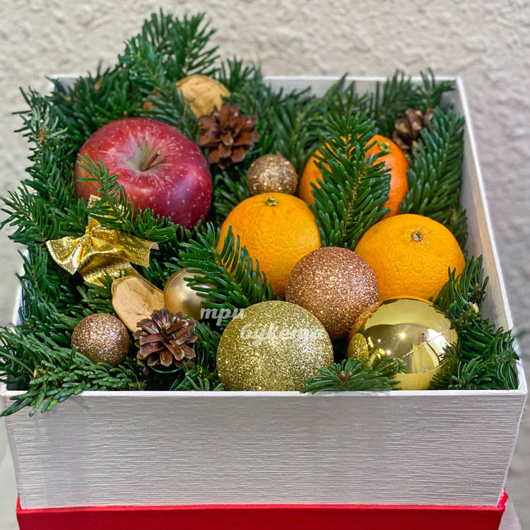 Новогодняя коробка с яблоком и апельсинами