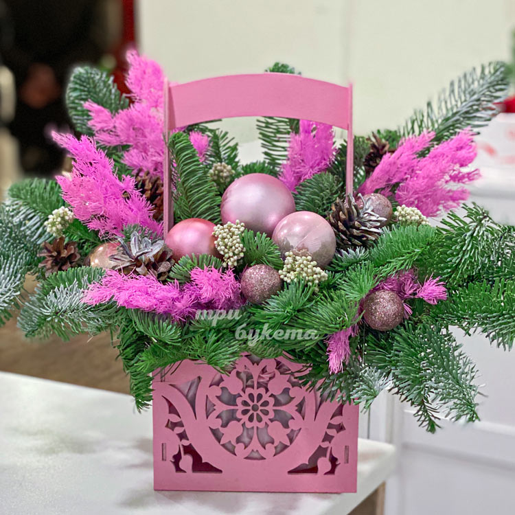 Розовый ящик с новогодним оформлением (крупный план)