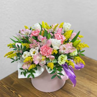 Тюльпаны, гвоздики и альстромерии в коробке