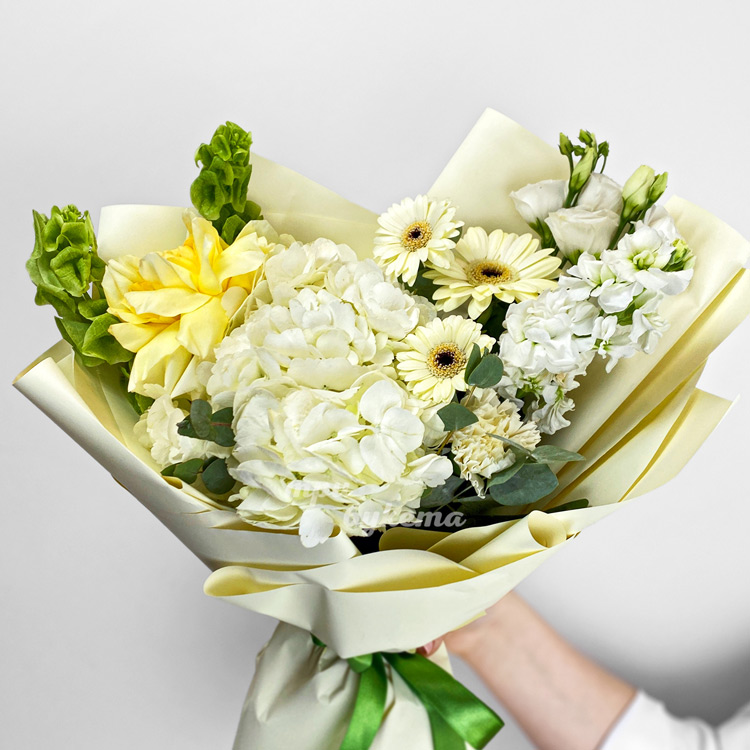 Букет из белых гербер и гортензии (крупный план)