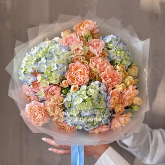 Букет персиковых кустовых роз и гортензий