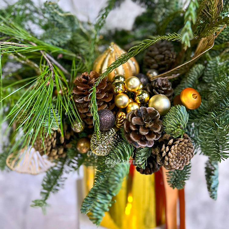 Коробка из нобилиса и золотого декора (крупный план)