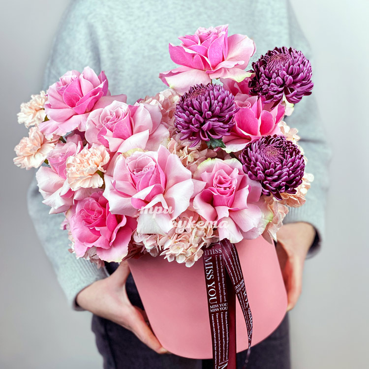 Коробка розовых французских роз и хризантем (в руках флориста)