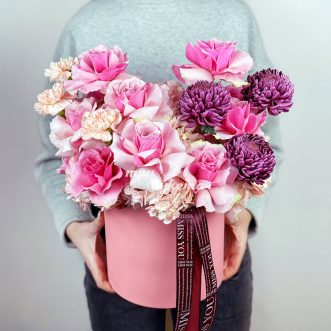 Коробка розовых французских роз и хризантем Коробка розовых французских роз и хризантем