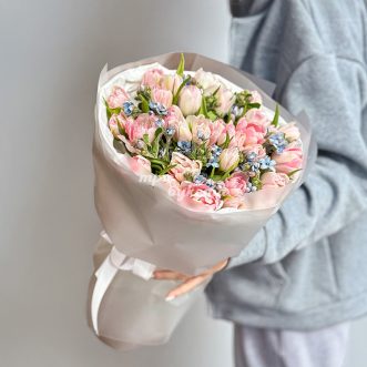 Букет розовых тюльпанов с незабудками Букет розовых тюльпанов с незабудками