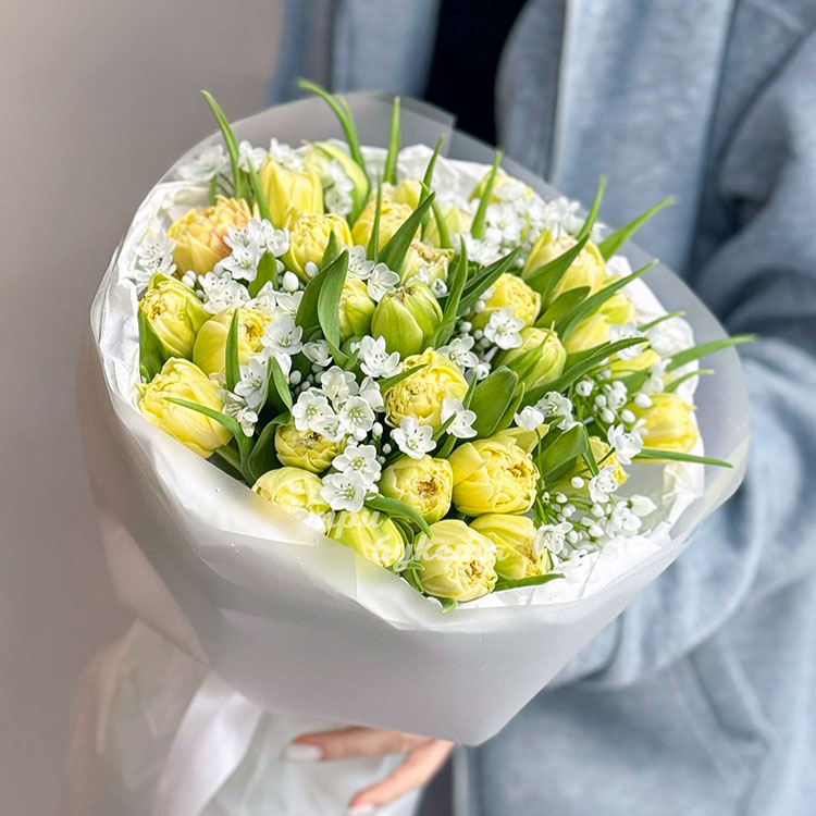 Букет желтых тюльпанов с алиумом (крупный план)
