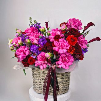 Корзина роз, маттиол, ранункулюсов и калл